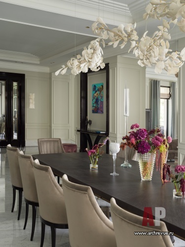 Фото интерьера столовой дома в стиле неоклассика