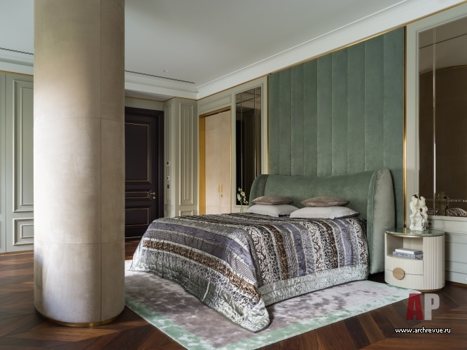 Фото интерьера спальни дома в стиле неоклассика