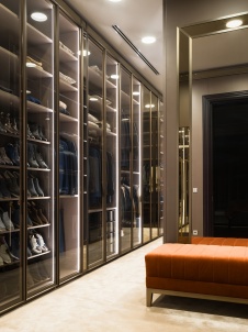 Фото интерьера гардеробной дома в стиле неоклассика