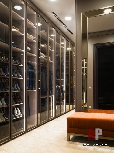 Фото интерьера гардеробной дома в стиле неоклассика