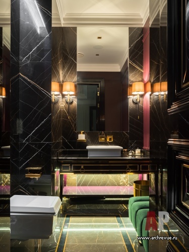 Фото интерьера гостевого санузла дома в стиле неоклассика