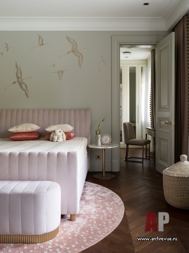 Фото интерьера детской дома в стиле неоклассика