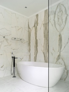 Фото интерьера ванной дома в стиле неоклассика