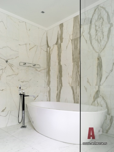 Фото интерьера ванной дома в стиле неоклассика