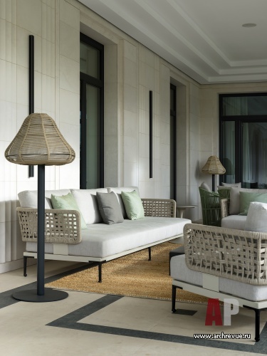 Фото интерьера террасы дома в стиле неоклассика