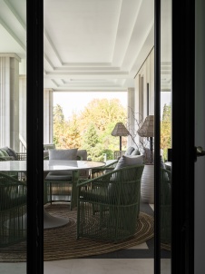 Фото интерьера террасы дома в стиле неоклассика