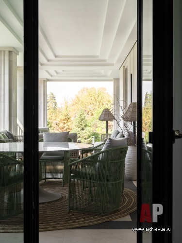 Фото интерьера террасы дома в стиле неоклассика