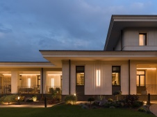 Фото фасада дома в стиле неоклассика