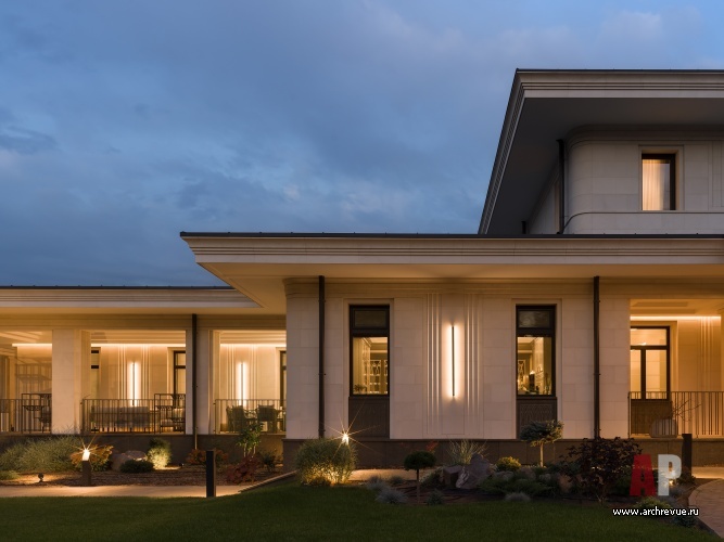 Фото фасада дома в стиле неоклассика