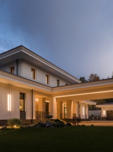 Фото фасада дома в стиле неоклассика