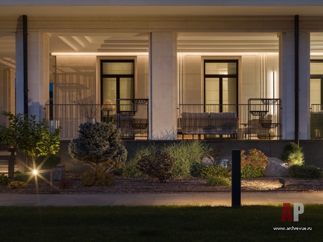 Фото фасада дома в стиле неоклассика