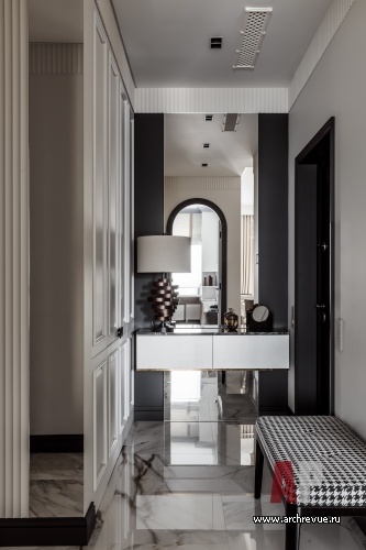 Фото интерьера входной зоны квартиры в стиле неоклассика