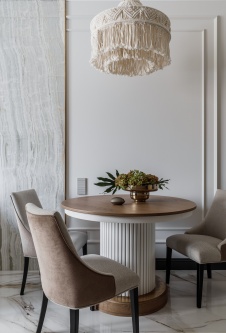 Фото интерьера столовой квартиры в стиле неоклассика