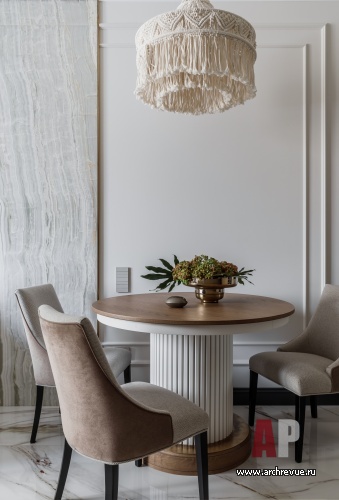 Фото интерьера столовой квартиры в стиле неоклассика