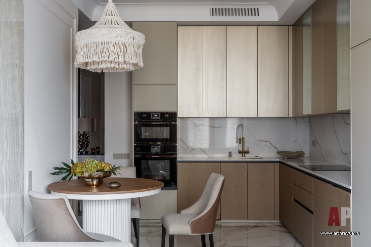 Фото интерьера кухни квартиры в стиле неоклассика