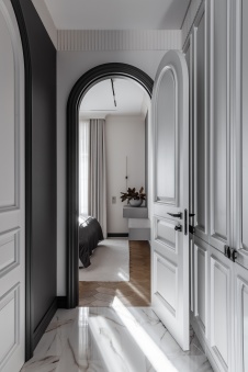 Фото интерьера коридора квартиры в стиле неоклассика