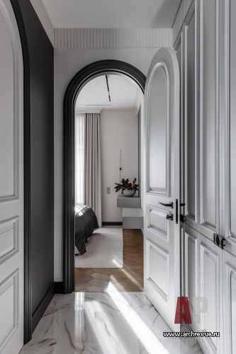 Фото интерьера коридора квартиры в стиле неоклассика