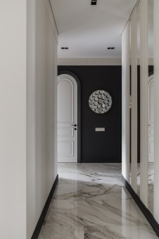 Фото интерьера коридора квартиры в стиле неоклассика 