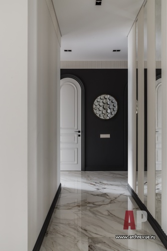 Фото интерьера коридора квартиры в стиле неоклассика