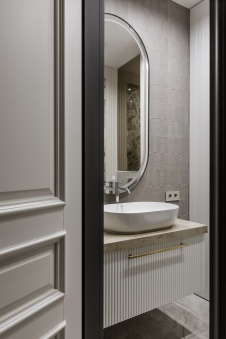 Фото интерьера гостевого санузла квартиры в стиле неоклассика 