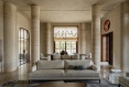 Артистичный интерьер резиденции из юрского камня и травертина