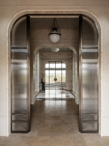 Фото интерьера входной зоны дома в стиле ар-деко