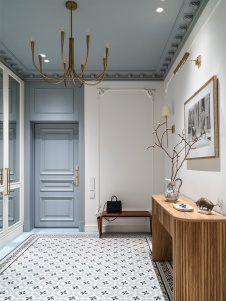 Фото интерьера входной зоны квартиры в стиле неоклассика 