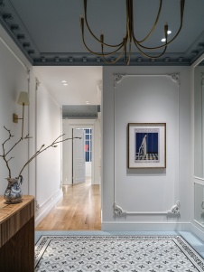 Фото интерьера входной зоны квартиры в стиле неоклассика 