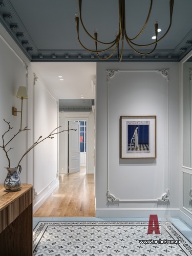 Фото интерьера входной зоны квартиры в стиле неоклассика