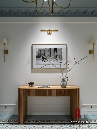 Фото интерьера входной зоны квартиры в стиле неоклассика