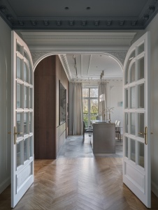 Фото интерьера коридора квартиры в стиле неоклассика 