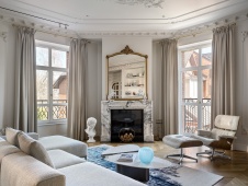 Фото интерьера каминной квартиры в стиле неоклассика 