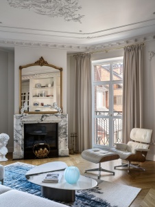 Фото интерьера каминной квартиры в стиле неоклассика 