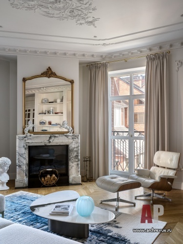 Фото интерьера каминной квартиры в стиле неоклассика
