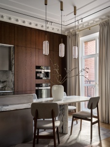 Фото интерьера столовой квартиры в стиле неоклассика 