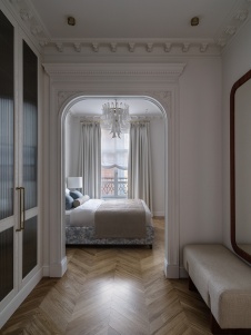 Фото интерьера гардеробной квартиры в стиле неоклассика