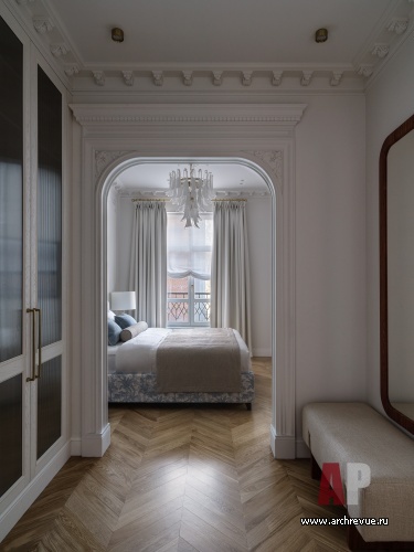 Фото интерьера гардеробной квартиры в стиле неоклассика