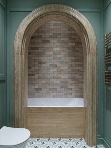 Фото интерьера ванной квартиры в стиле неоклассика