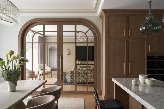Светлый и воздушный интерьер с арочными проемами 