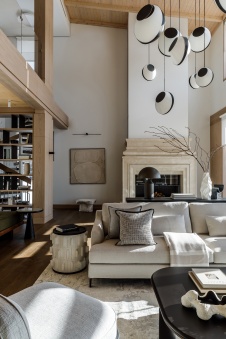 Фото интерьера гостиной дома в стиле неоклассика