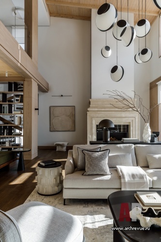 Фото интерьера гостиной дома в стиле неоклассика