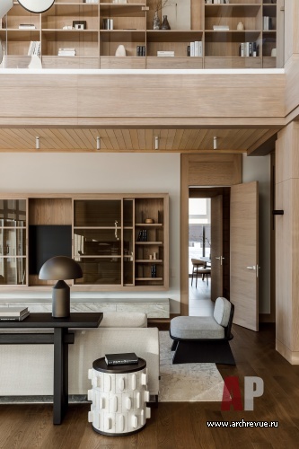 Фото интерьера гостиной дома в стиле неоклассика