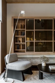 Фото интерьера гостиной дома в стиле неоклассика