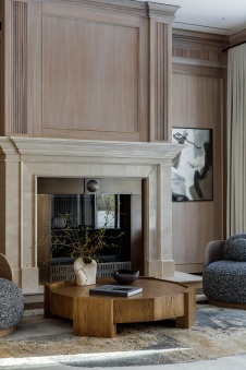 Фото интерьера каминной дома в стиле неоклассика