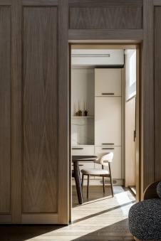 Фото интерьера кухни дома в стиле неоклассика 