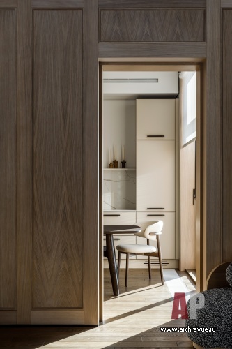 Фото интерьера кухни дома в стиле неоклассика 