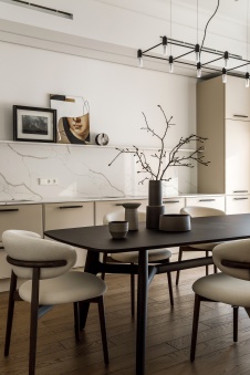 Фото интерьера кухни дома в стиле неоклассика 