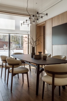 Фото интерьера столовой дома в стиле неоклассика 