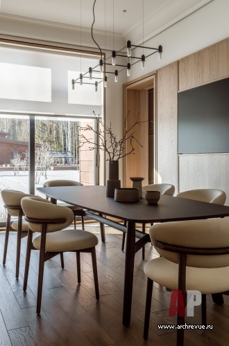 Фото интерьера столовой дома в стиле неоклассика 