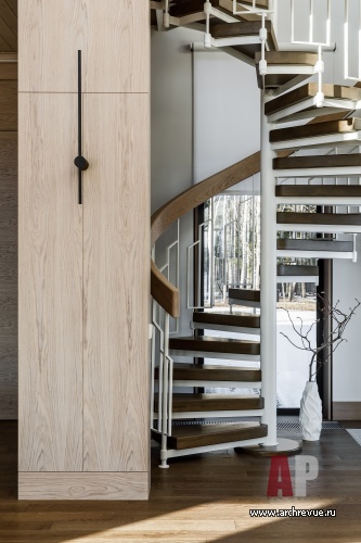 Фото лестницы дома в стиле неоклассика 